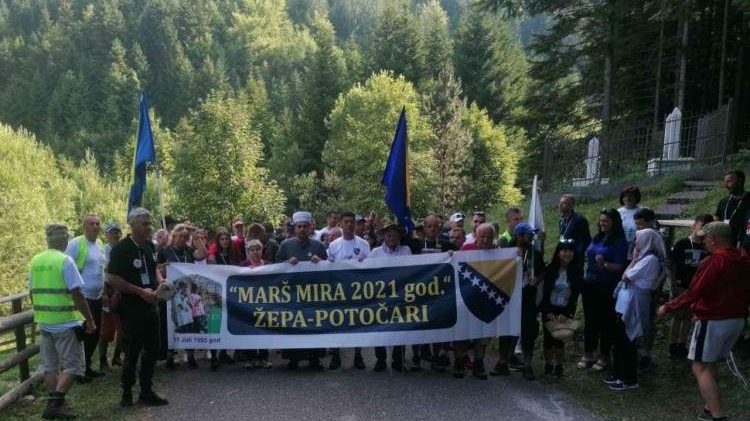 Učesnici marša mira Žepa – Srebrenica na putu prema Potočarima