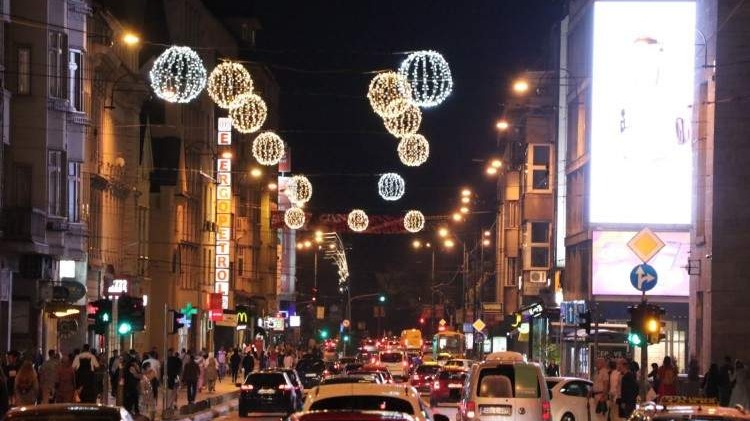Sarajevske ulice Ferhadija i Maršala Tita ukrašene lampionima povodom Bajrama