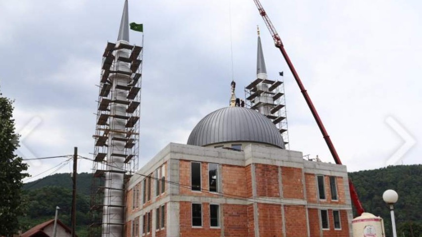Muftija zenički posjetio džemat Nemila: Postavljen alem na kupoli džamije