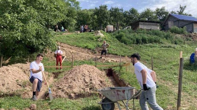 Omladinci iz sedam država grade kuću porodici Mehić iz Konjević-Polja