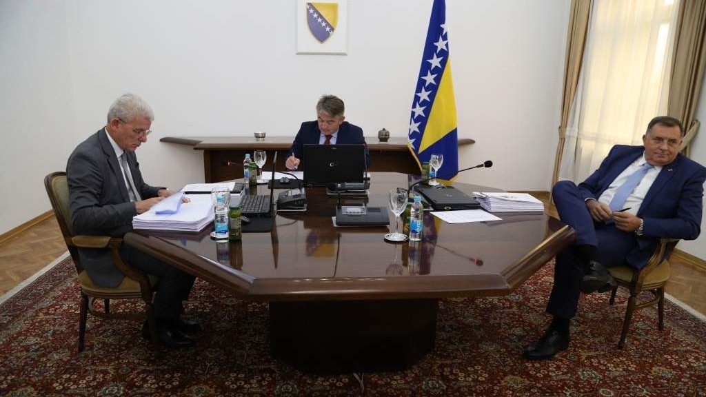 Bojkot države nije kažnjen, Miloradu Dodiku za plate “leglo” skoro 200.000  KM