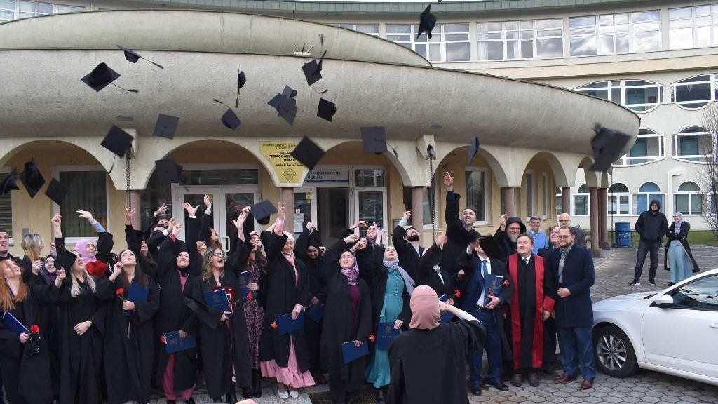 Uručene diplome za 49 diplomanata i 4 magistranta IPF-a u Bihaću