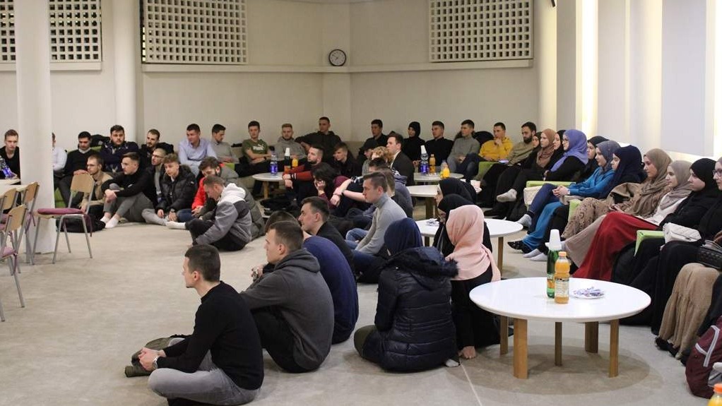 MIZ Zenica: U okviru projekta "Kahva sa mladima" razgovarano o kontekstualnom razumijevanju izvora islama