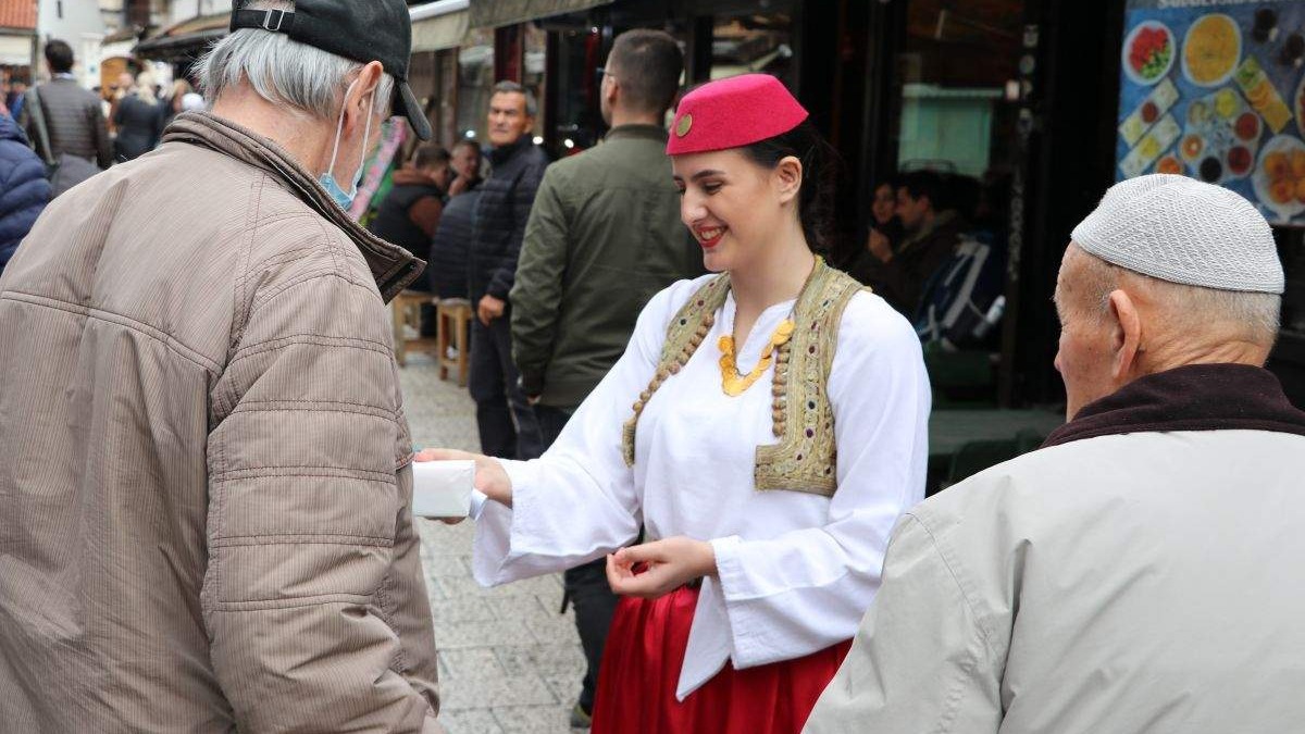 U susret mjesecu Ramazanu: Druženje sa najstarijim građanima, pokloni i ramazanske vaktije na ulicama Starog Grada Sarajevo