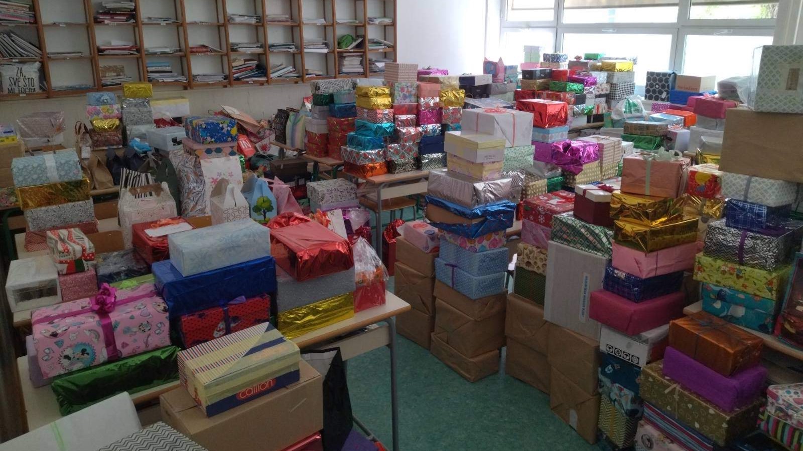 Osnovci u Tuzlanskom kantonu i vjeroučitelji skupili 5.400 bajramskih paketića za djecu Podrinja i Posavine