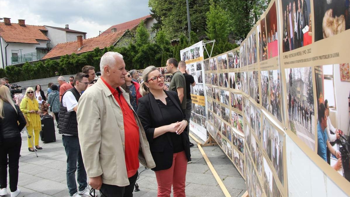 Trg slobode u Tuzli: Otvorena izložba Ahmeta Bajrića u povodu Svjetskog dana slobode medija