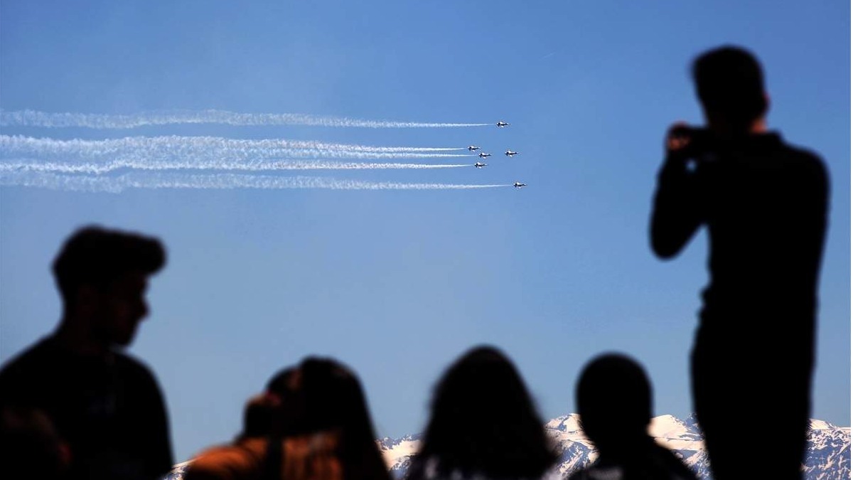 Aerobatski tim "Turske zvijezde" izveo performans na nebu iznad Erzincana