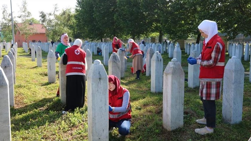 Memorijalni centar Srebrenica – Potočari: Organizovana akcija čišćenja šehidskih nišana