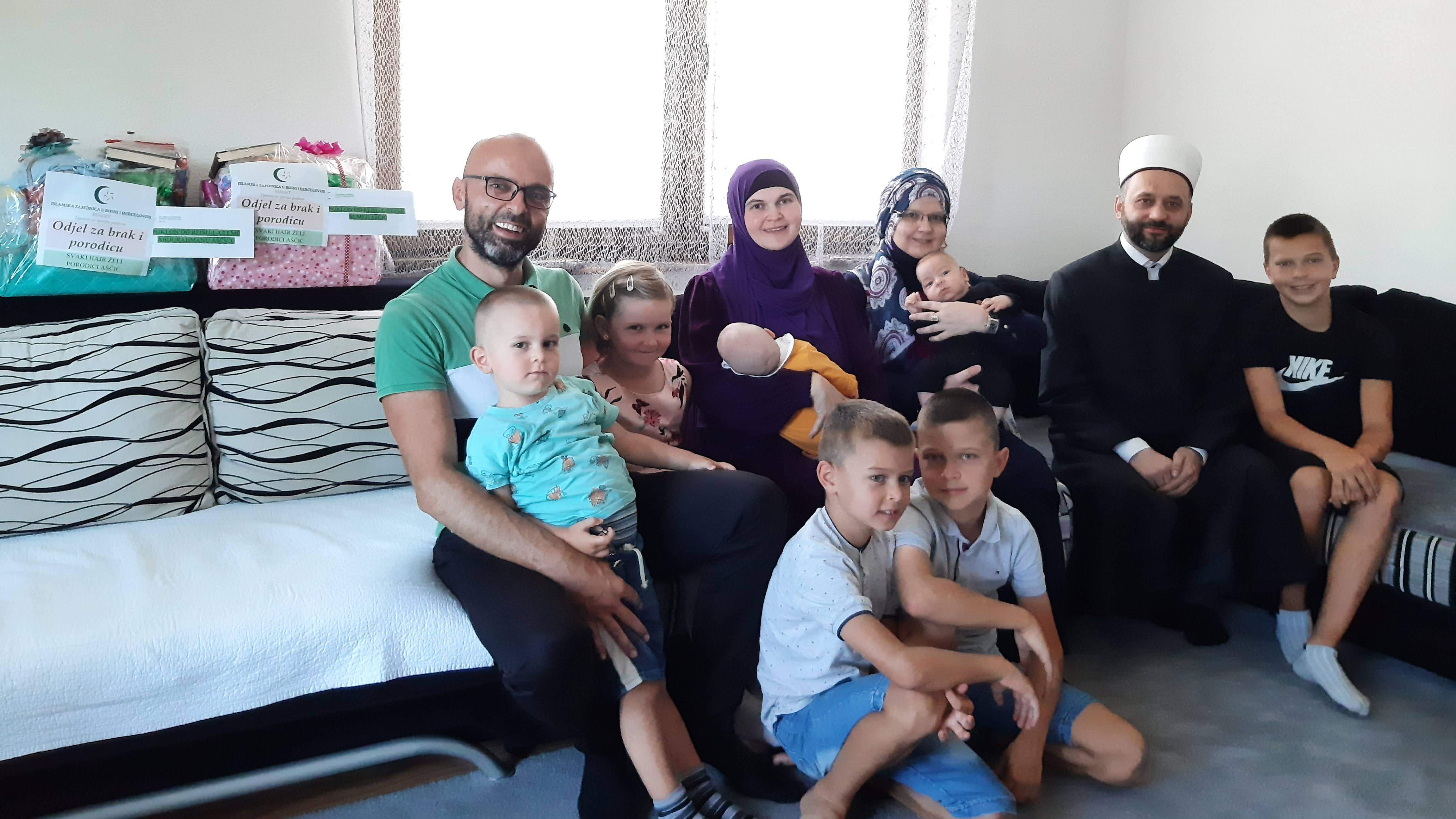 Podrška natalitetu: Poklon reisul-uleme blizancima, šestom i sedmom djetetu porodice Aščić (VIDEO)