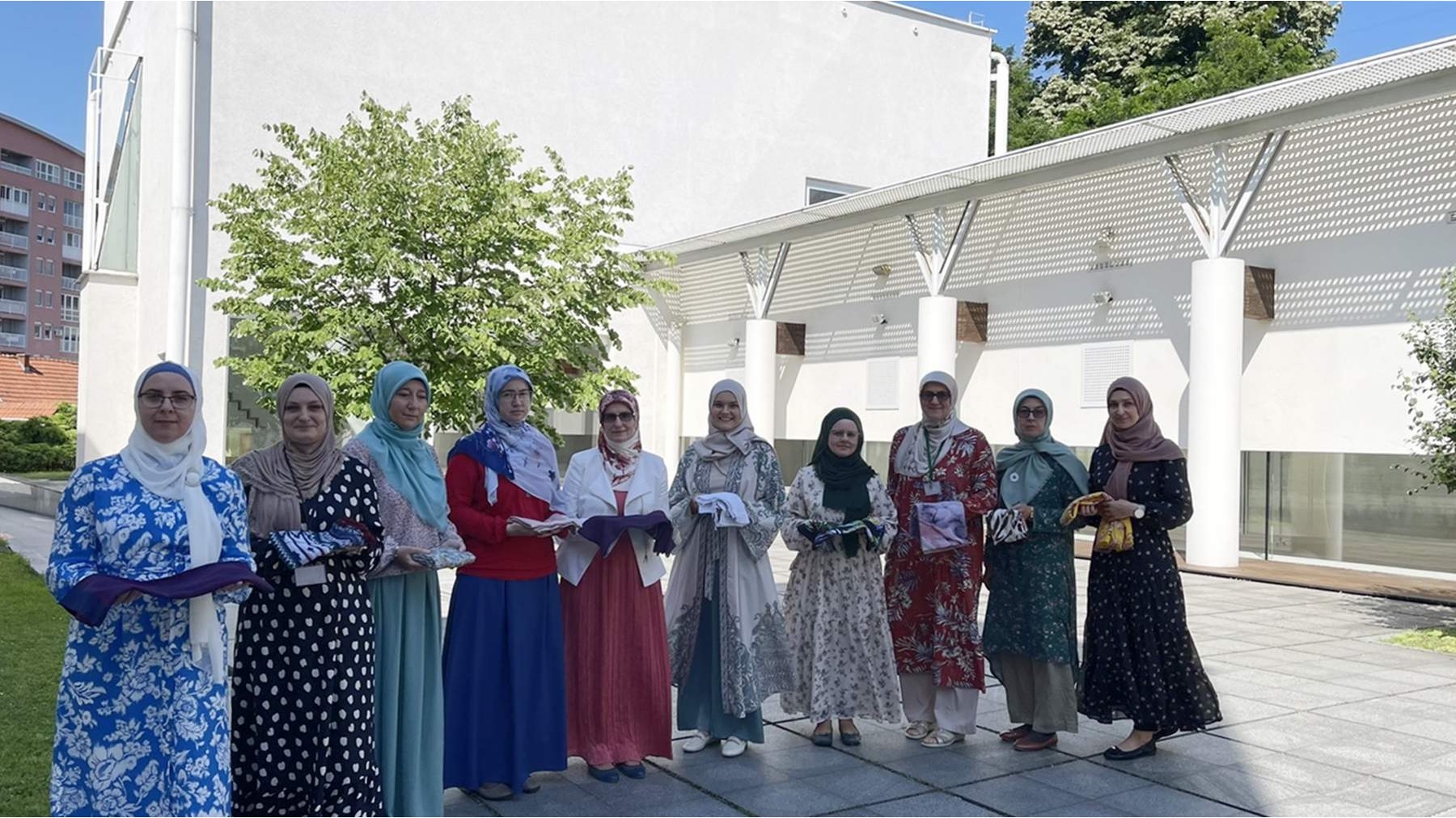 Poklonjeno 1.500 mahrama za projekt “Heroine Srebrenice”