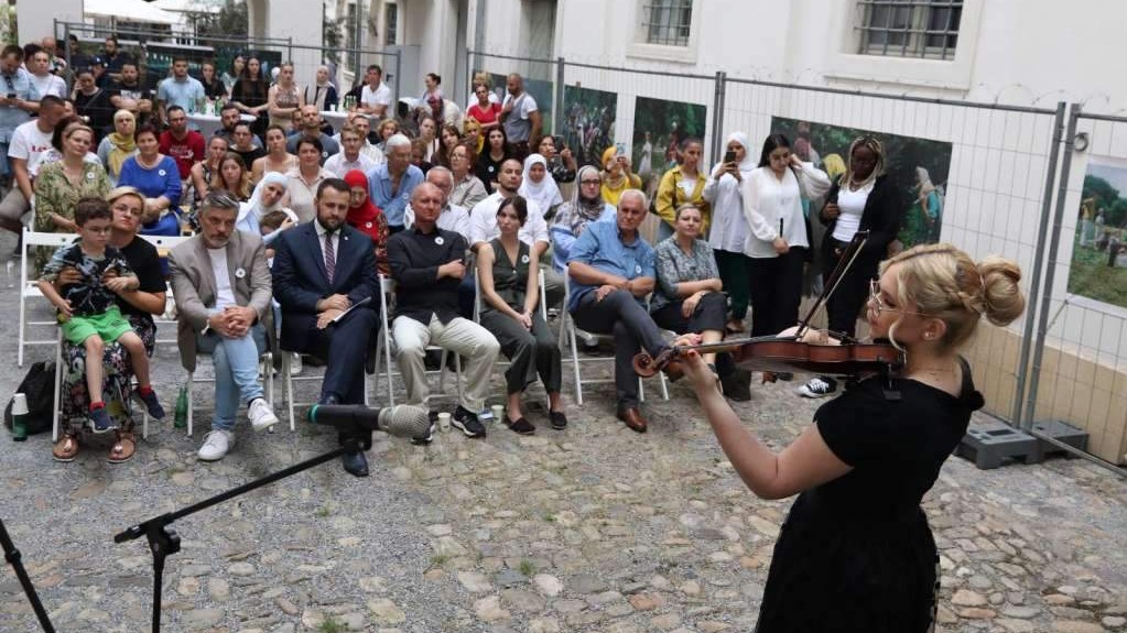 U Grazu postavljena izložba "Srebrenički put pakla"