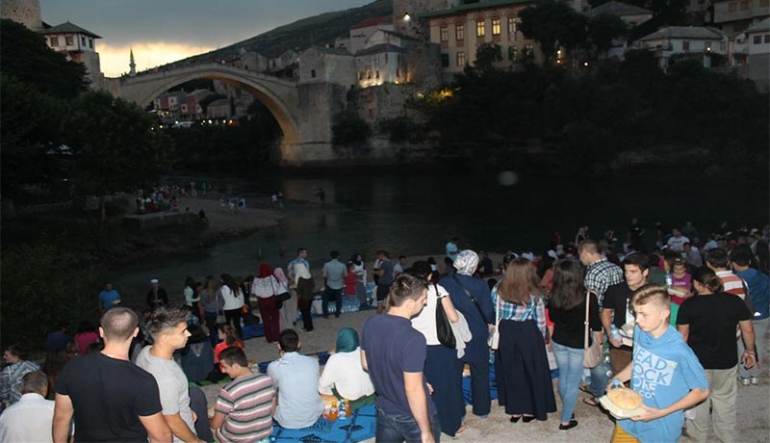 GALERIJA Iftar mladih kod Starog Mosta u Mostaru