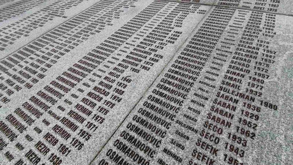 Imena srebreničkih žrtava na zgradi Skupštine Srbije