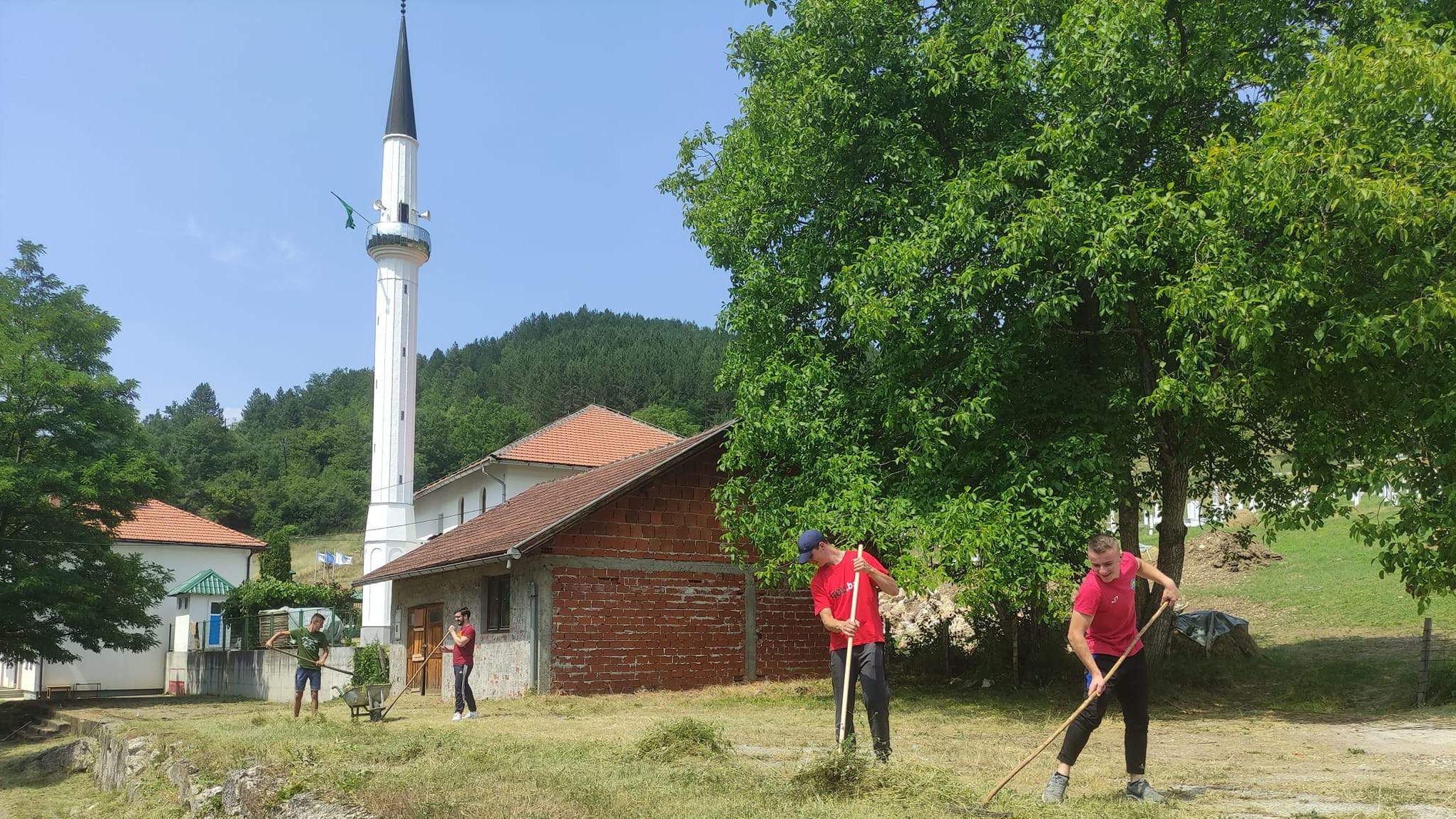 Mreža mladih Vogošća čistila Šehidsko mezarje u Žepi povodom današnje Šehidske dove