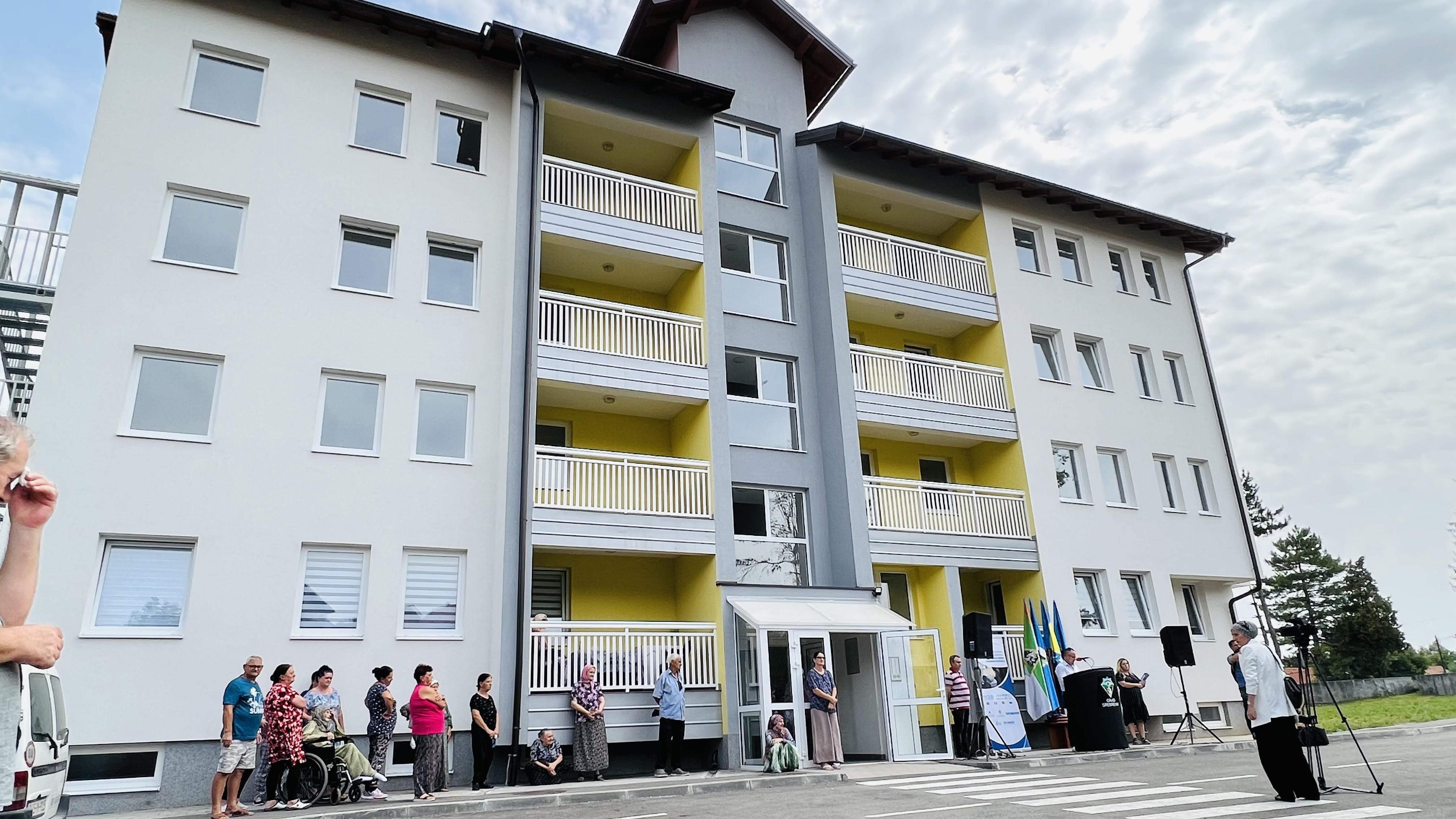 U naselju Tinja kod Srebrenika 20 porodica iz kolektivnih centara dobilo ključeve stanova