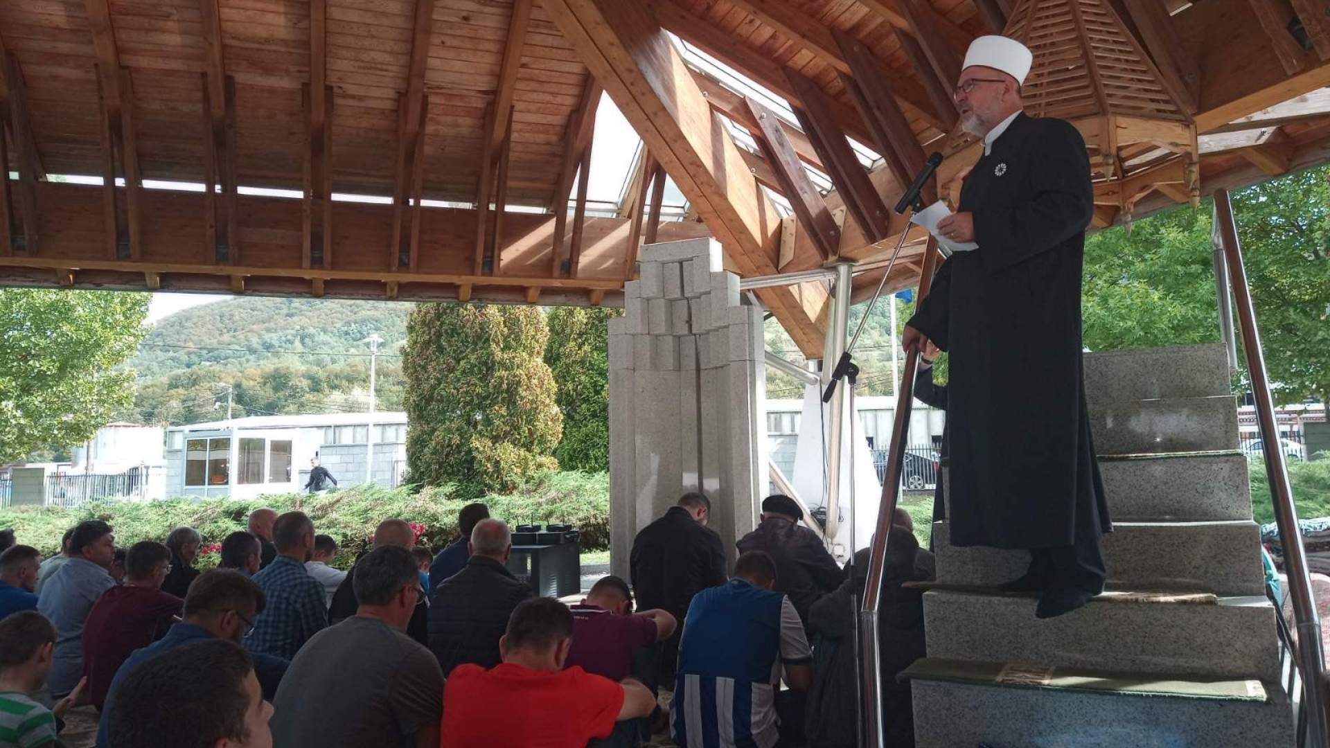 Muftija travnički predvodio džuma namaz na musalli u Memorijalnom centru Potočari kod Srebrenice