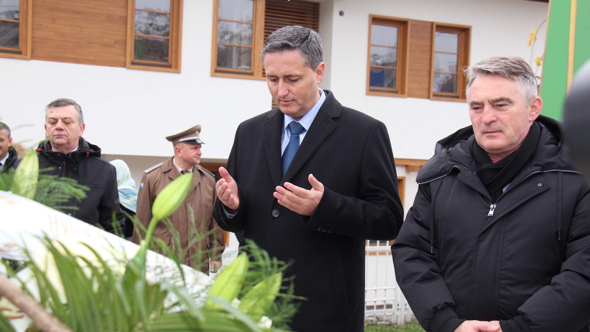 Povodom Dana državnosti položeno cvijeće na mezarju Kovači: Potrebno je sačuvati jedinstvo (VIDEO)