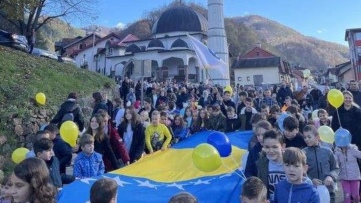 Srebrenica: Djeca šetnjom obilježila Dan državnosti, pokazali koliko vole domovinu