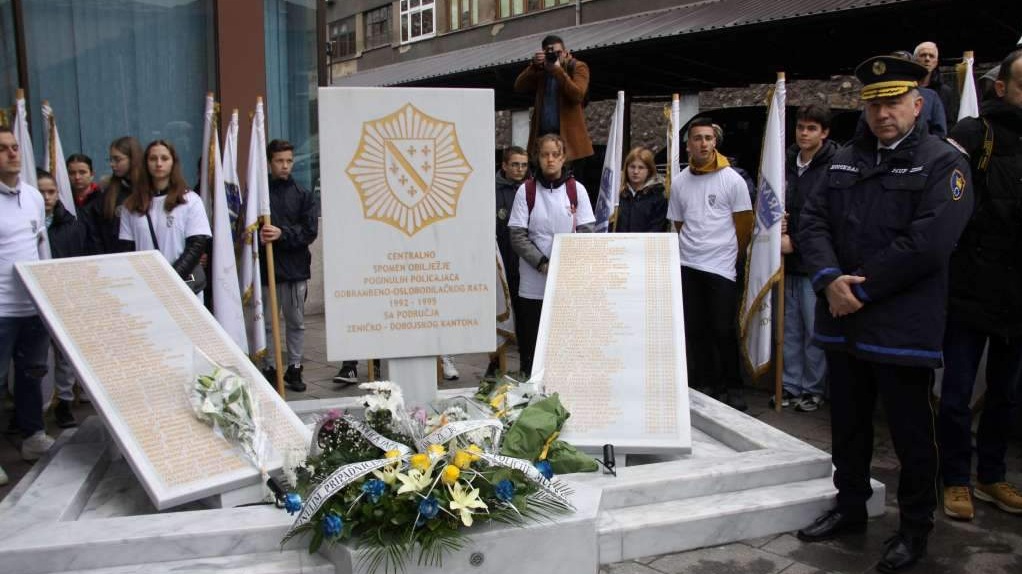 Trideseta godišnjica 3. korpusa Armije Republike Bosne i Hercegovine obilježena otkrivanjem spomenika u ratu poginulim policajcima