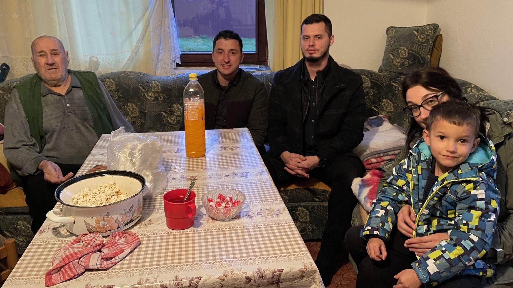 Mreža mladih MIZ Kozarac obilježila Dan državnosti BIH posjetom šehidskim porodicama