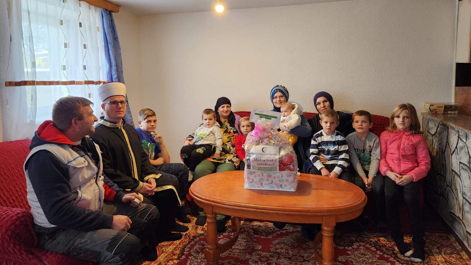 Podrška natalitetu: Reisul-ulema darovao sedmo dijete porodice Lelić i šesto dijete porodice Mulalić