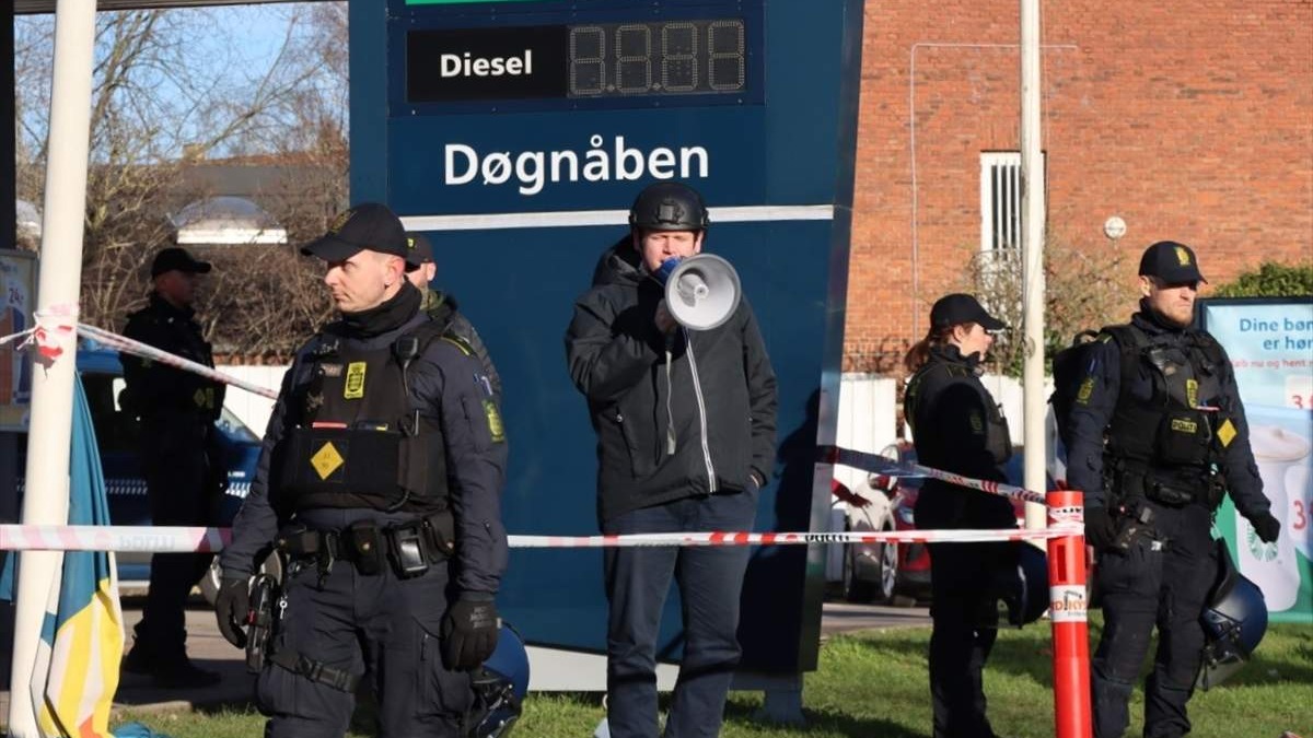 Ekstremni desničar Paludan spalio primjerak Kur'ana ispred džamije u Danskoj