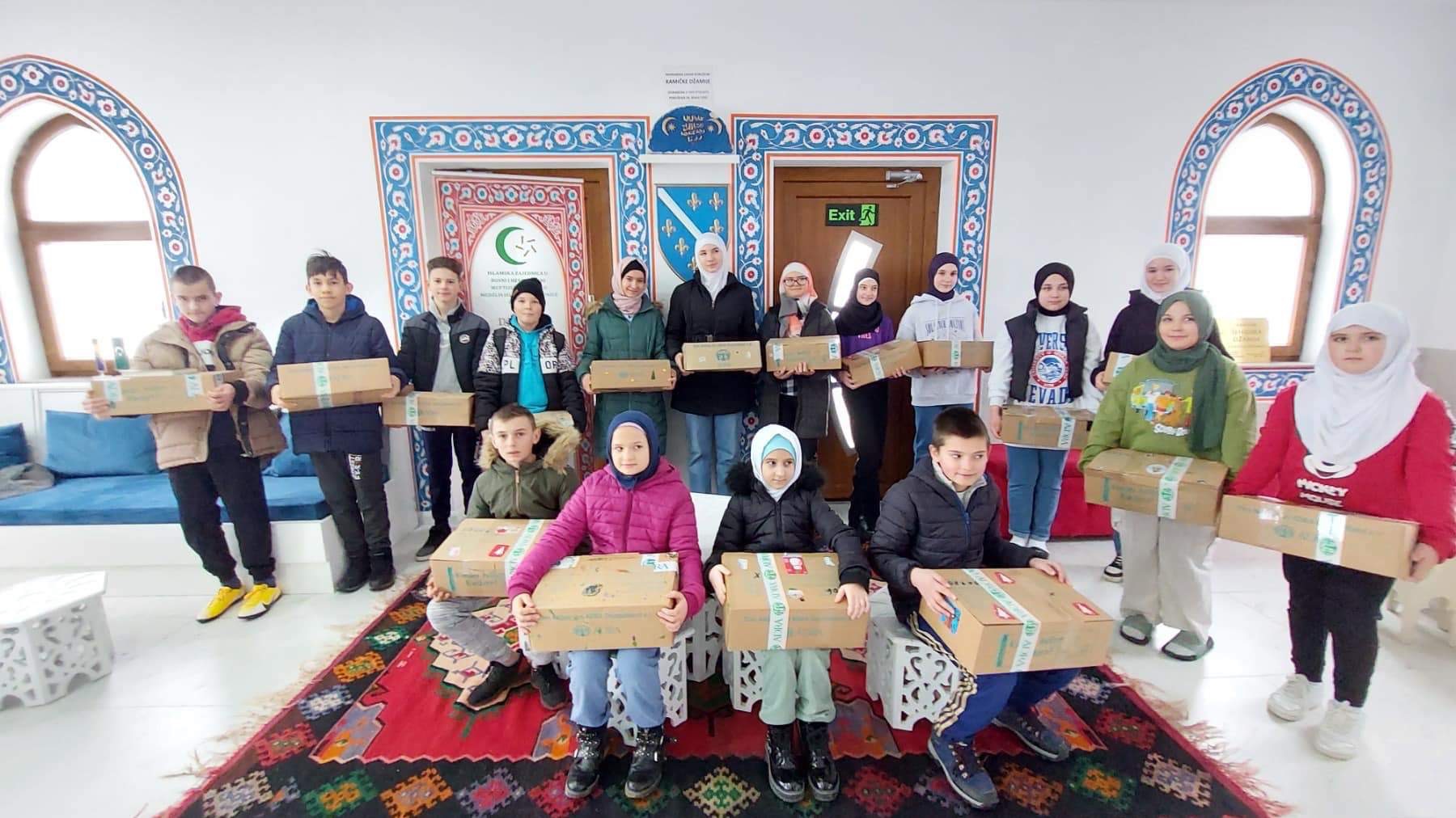Mreža mladih Kozarac: Podjela poklona polaznicima mektepske nastave