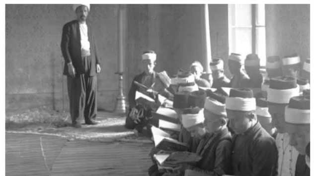 Muderris i učenici medrese u Cazinu iz 1905. godine