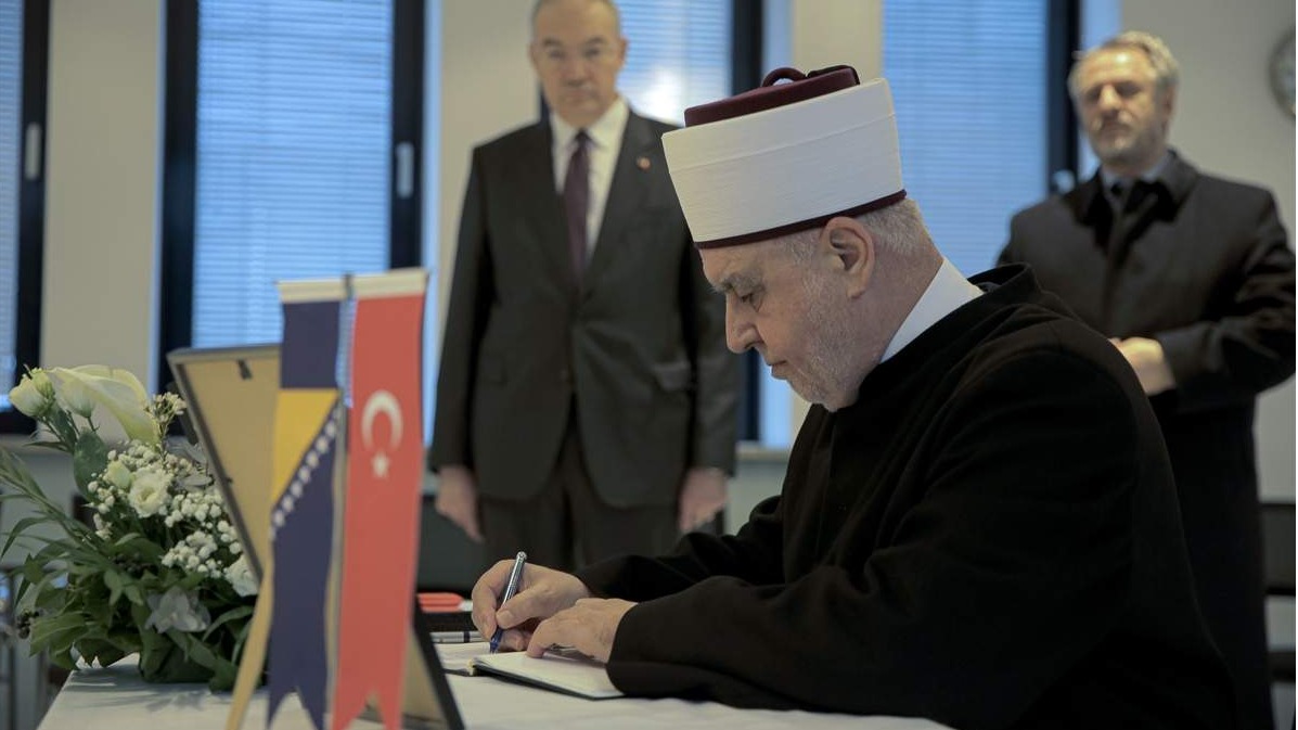 Reisul-ulema Husein-ef. Kavazović upisao se u Knjigu žalosti u Ambasadi Turske u Sarajevu (VIDEO)