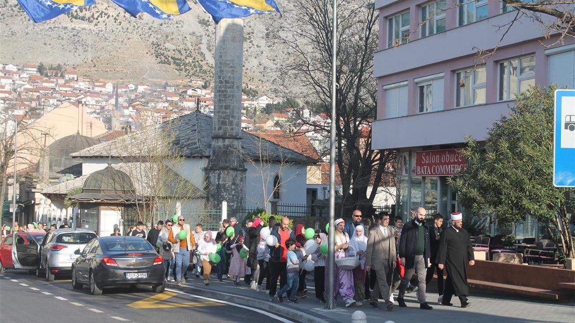 Svečanim defileom polaznika mektepske pouke Medžlis IZ-e Mostar izrazio dobrodošlicu mubarek ramazanu 