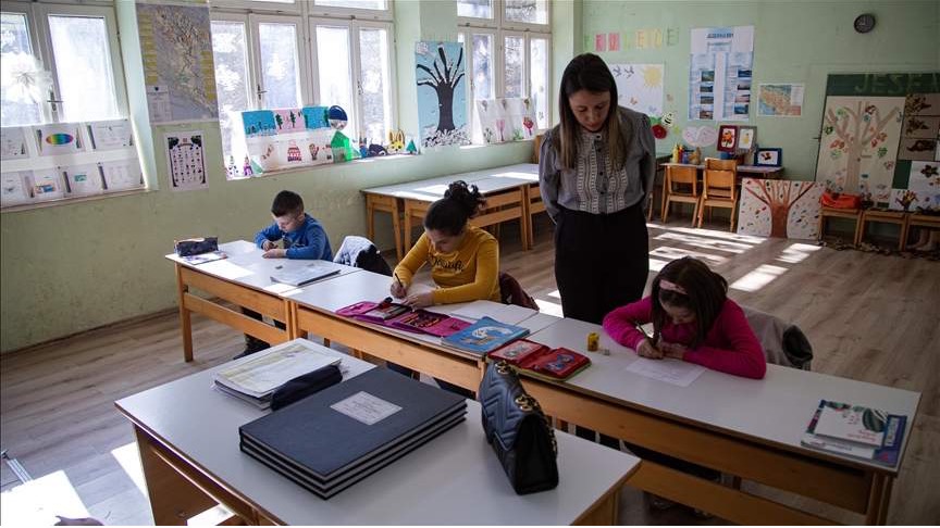 Škola koja život znači: Tri učenika na nastavi u mjestu Idbar kod Konjica