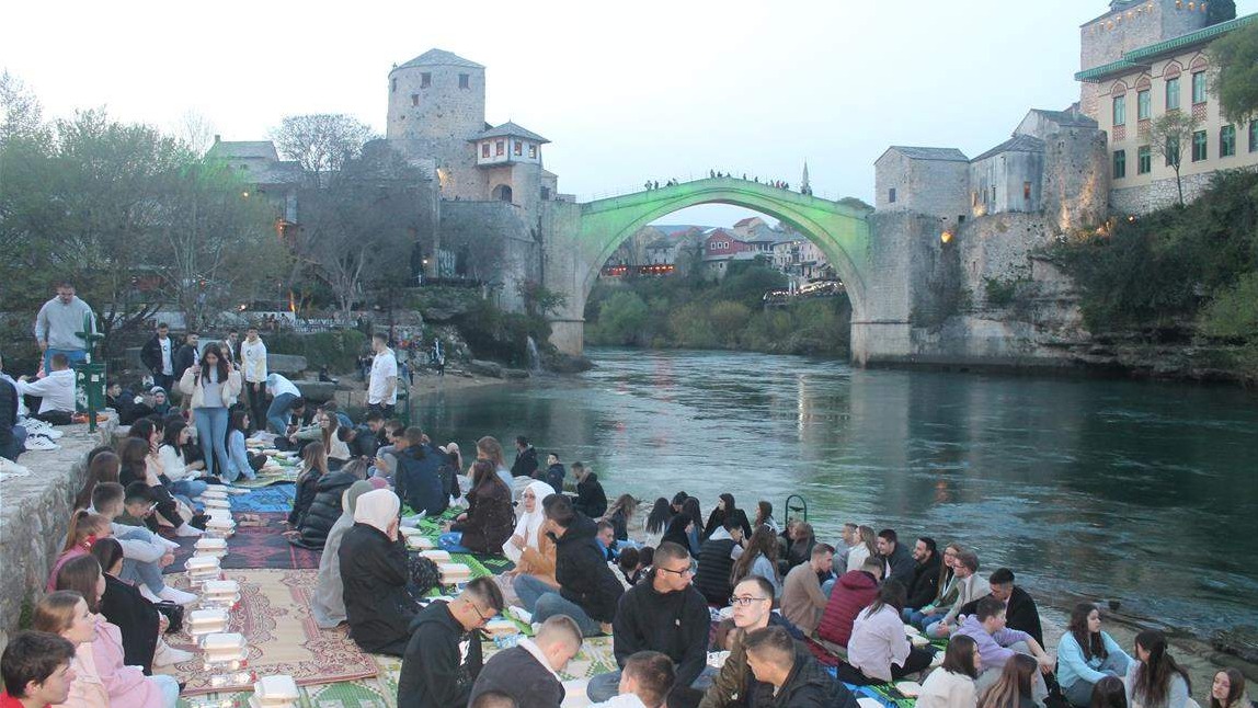 Radost zajedničkog iftara ispod Starog mosta podijelio više od 1300 mladih iz svih krajeva BiH