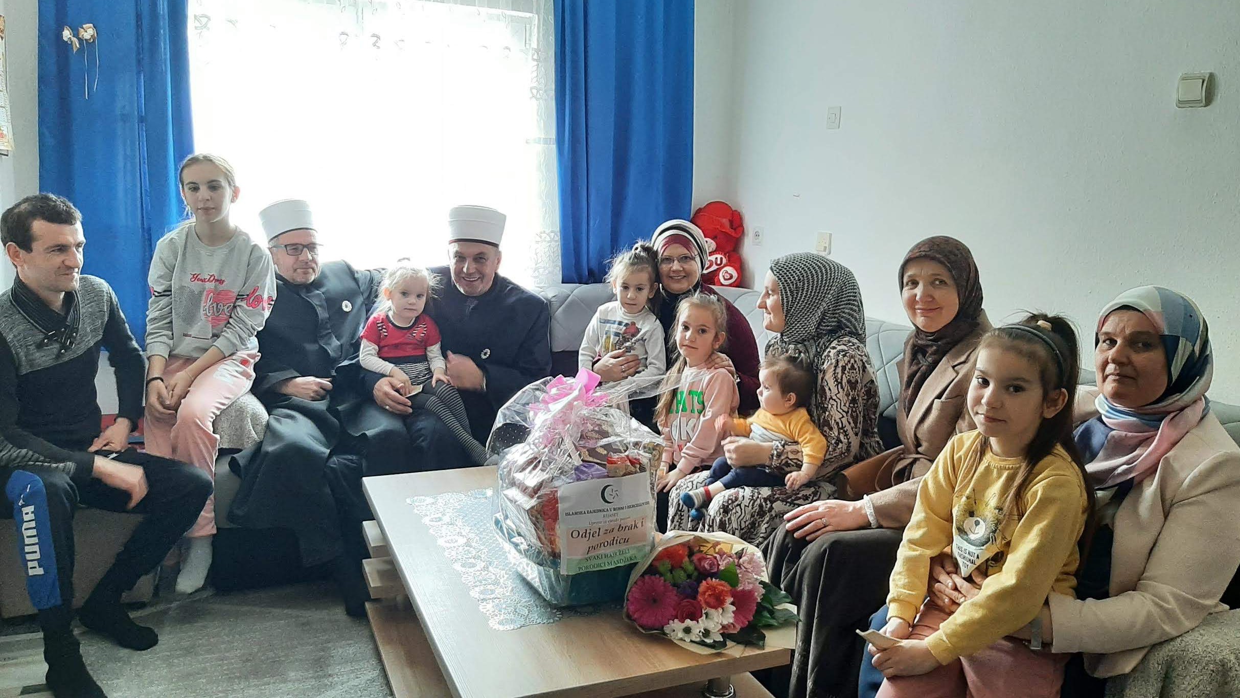 Podrška natalitetu: Reisul-ulema darovao tri porodice na području Muftijstva zeničkog (VIDEO)