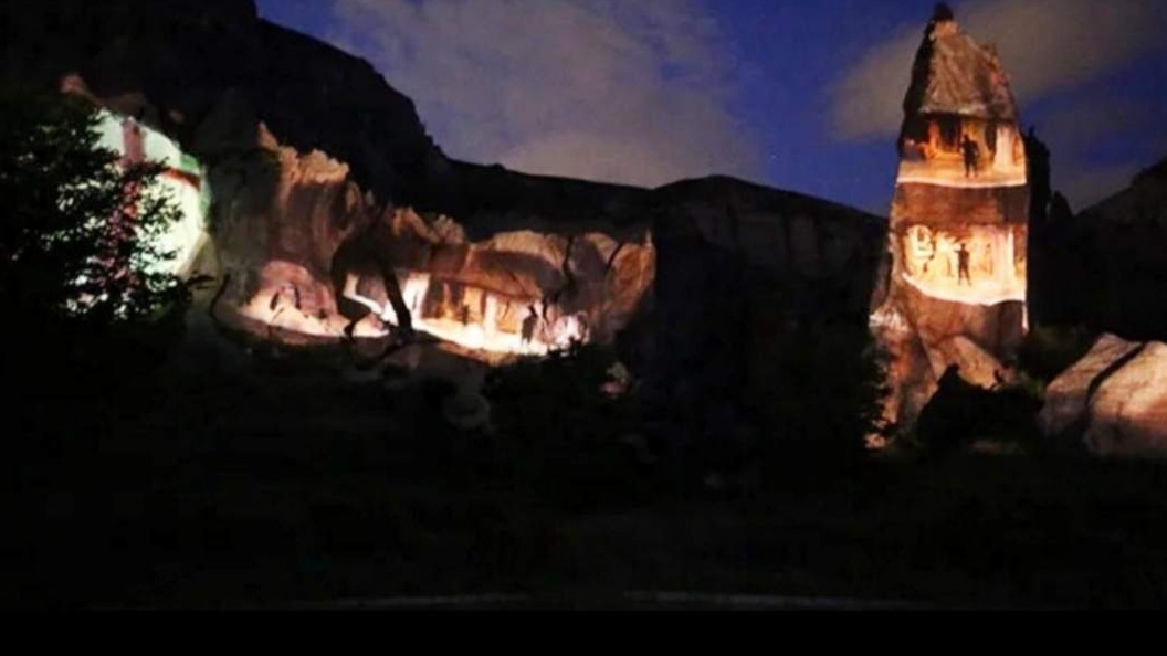3D Mapping projekcija na "vilinskim dimnjacima" u Kapadokiji