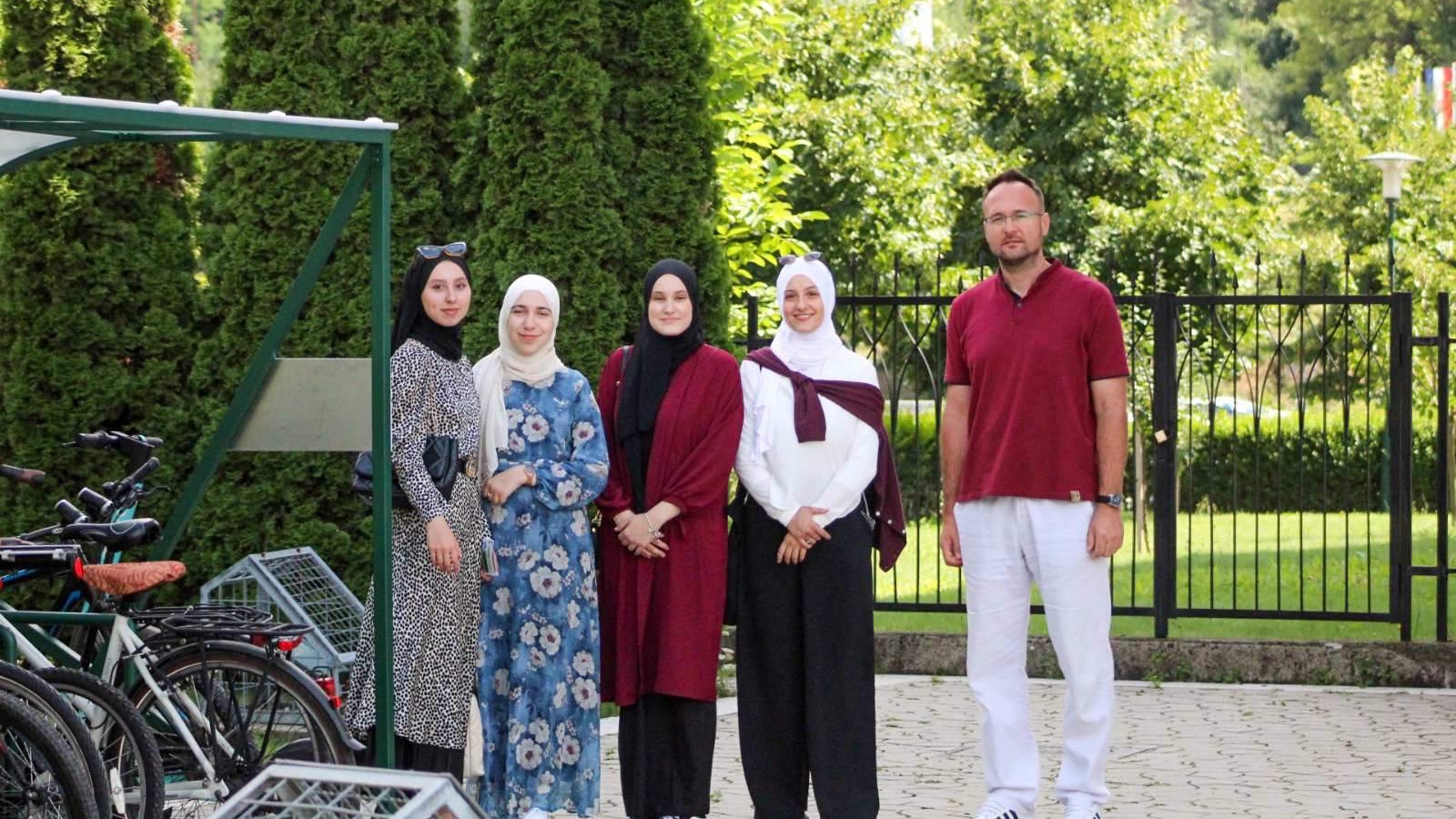"My Green Network": Učenici Gazi Husrev-begove medrese postavili parking za bicikla 