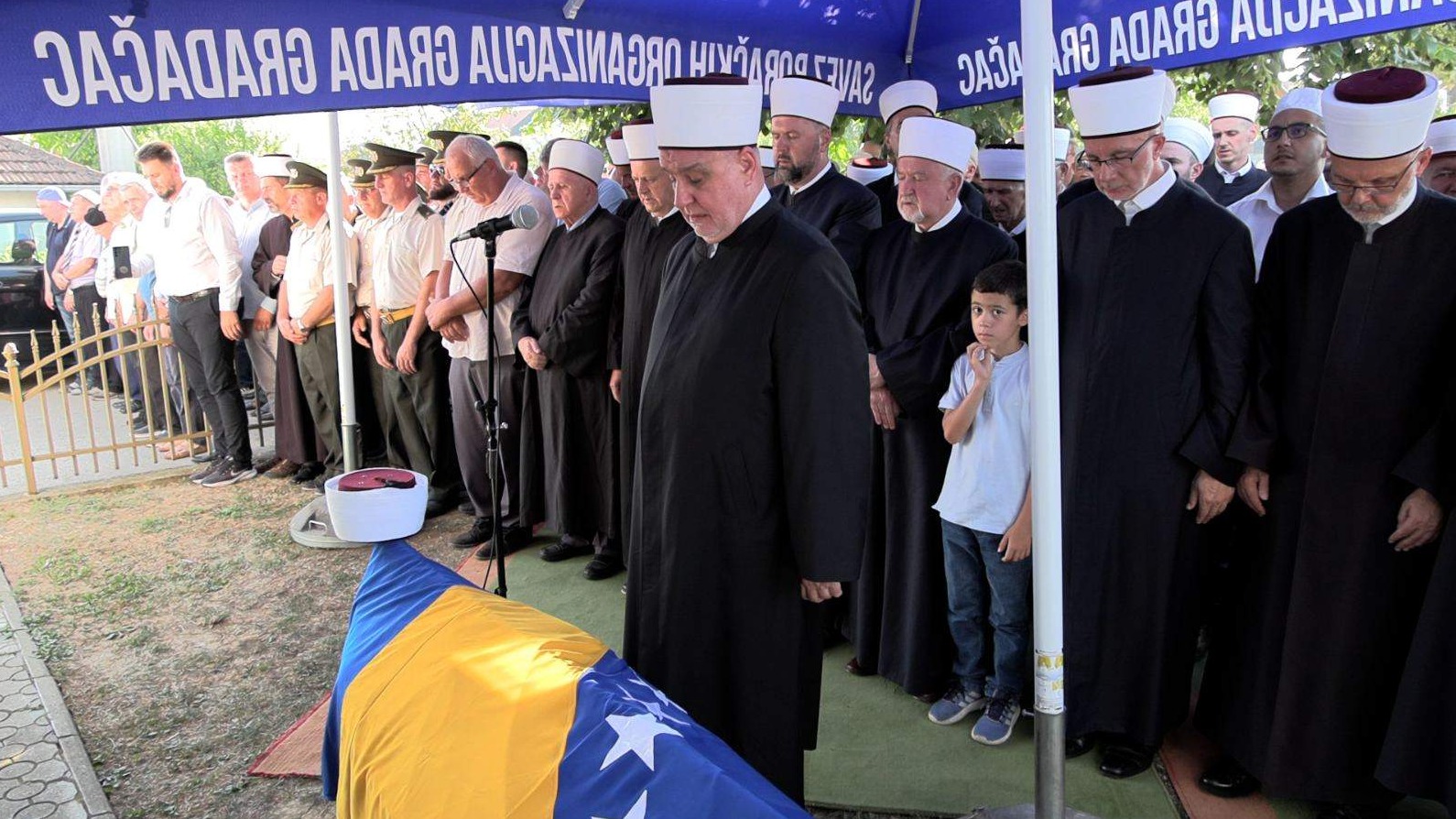 Gradačac: Klanjana dženaza Osman-ef. Kavazoviću