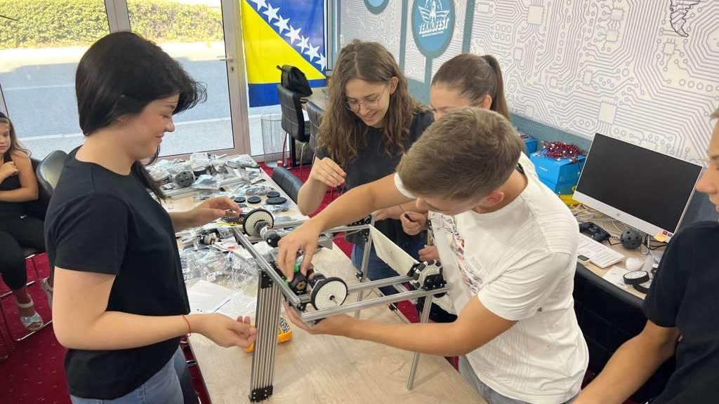 Mladi bh. robotičari s velikim očekivanjima putuju na Međunarodnu robotičku olimpijadu u Singapuru