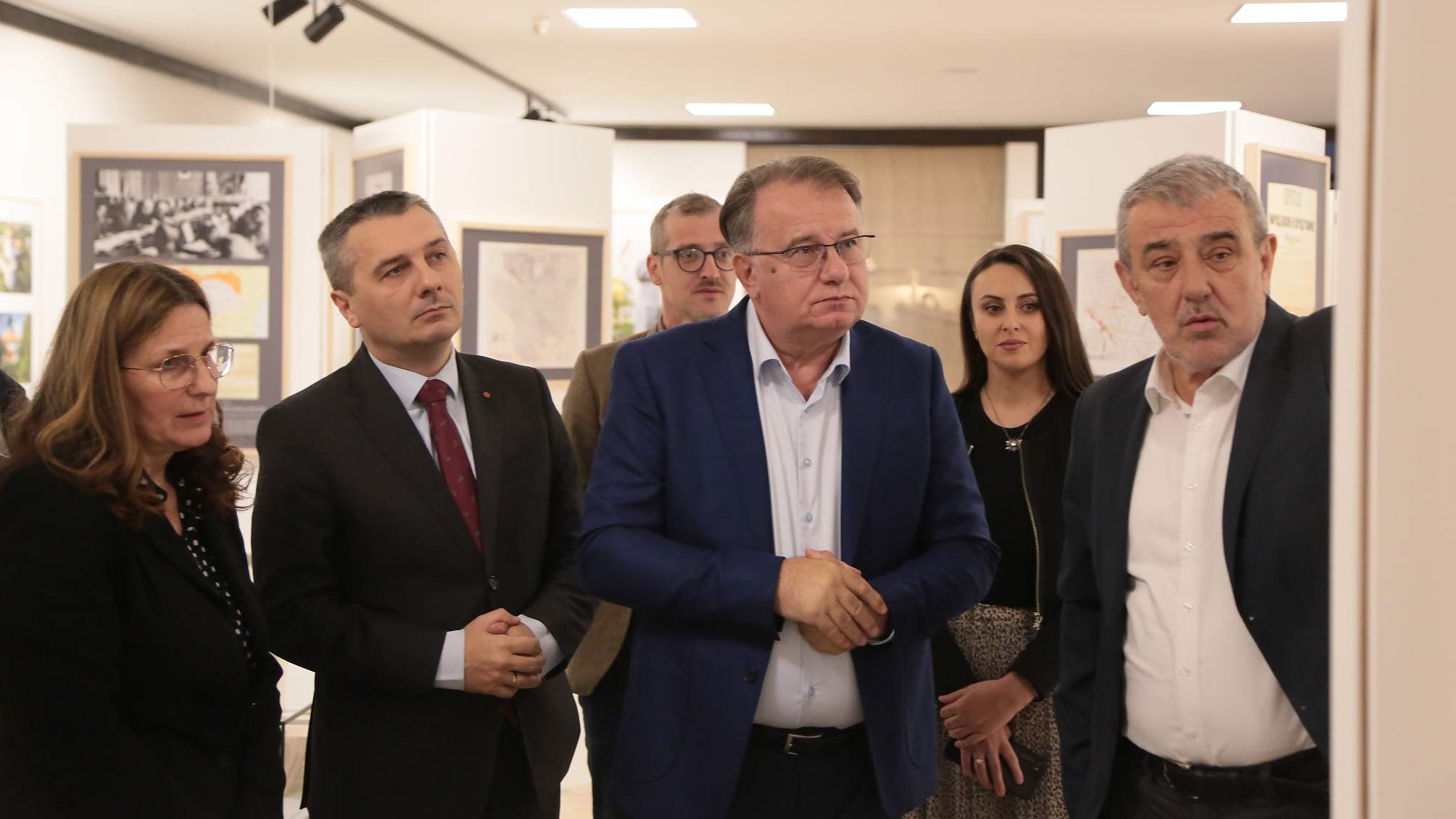 Premijer Nikšić posjetio izložbu "Pod nebom vedre vjere": Dokaz da vijekovima živimo sa isprepletenim tradicijama