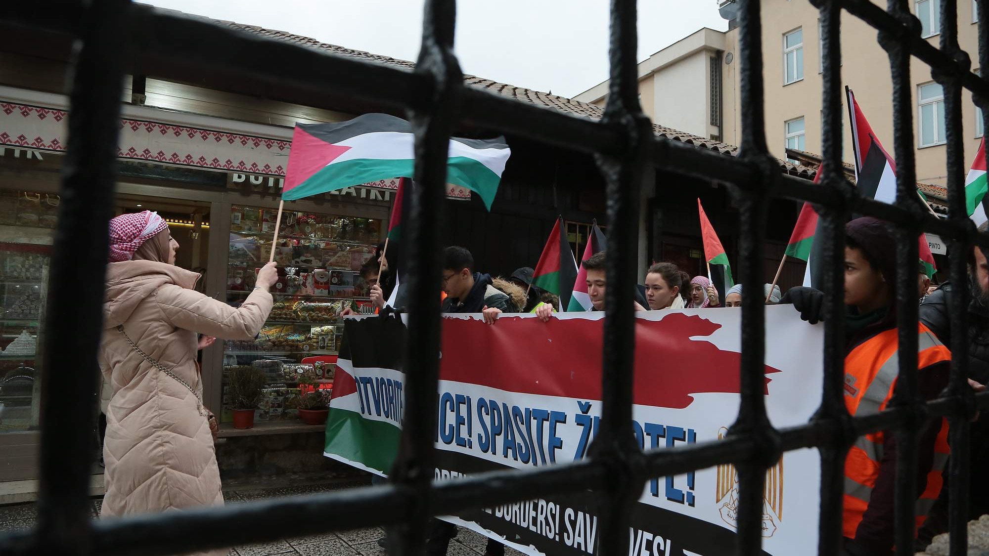 U Sarajevu održana mirna šetnja i humanitarni bazar za Gazu: Poziv na prekid vatre i etničkog čišćenja