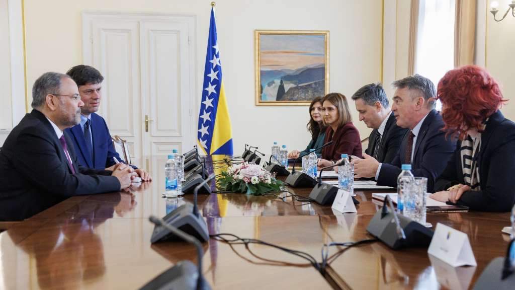 Komšić i Bećirović s ambasadorom Bahreina za BiH: Jačati bilateralnu saradnju u svim oblastima