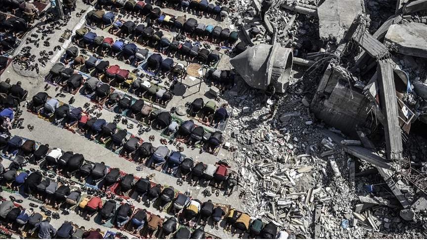 Brojni Palestinci u ruševinama džamije u Gazi klanjali džuma-namaz