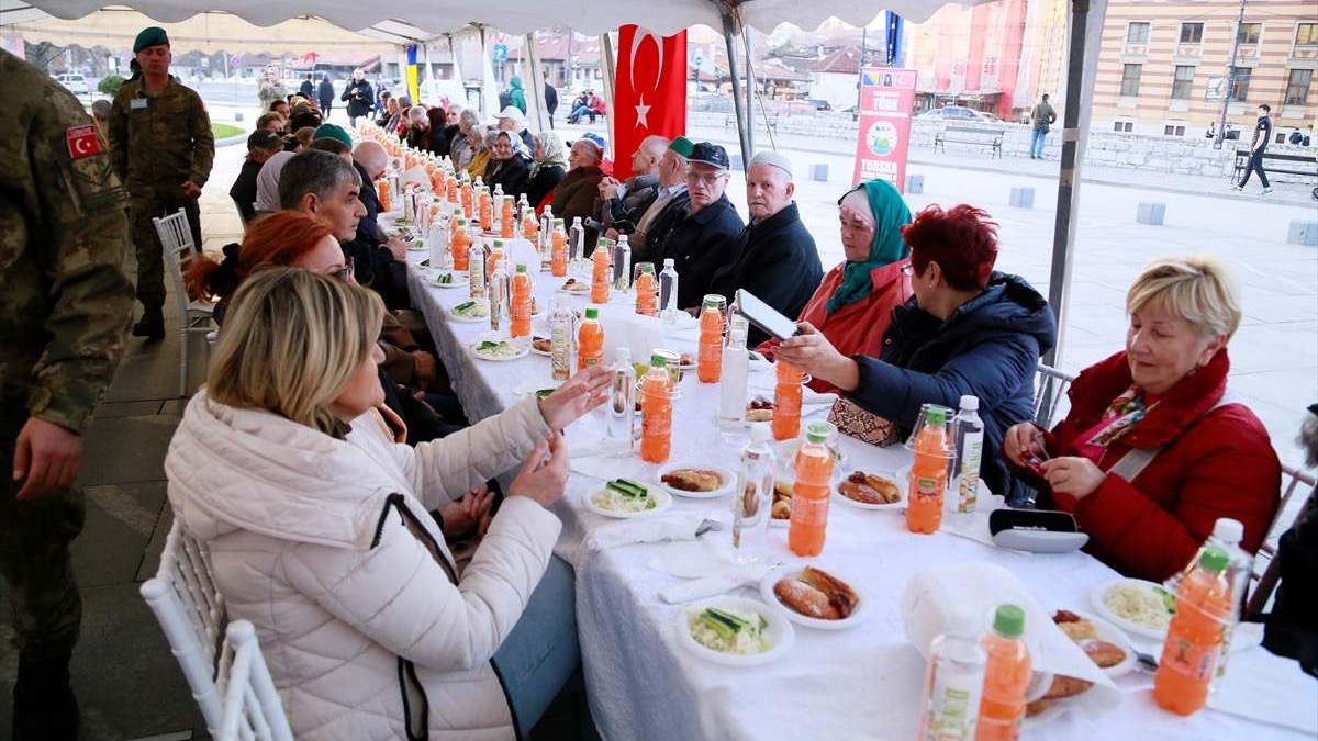 Turska vojna misija u BiH organizirala iftar na platou ispred sarajevske Vijećnice