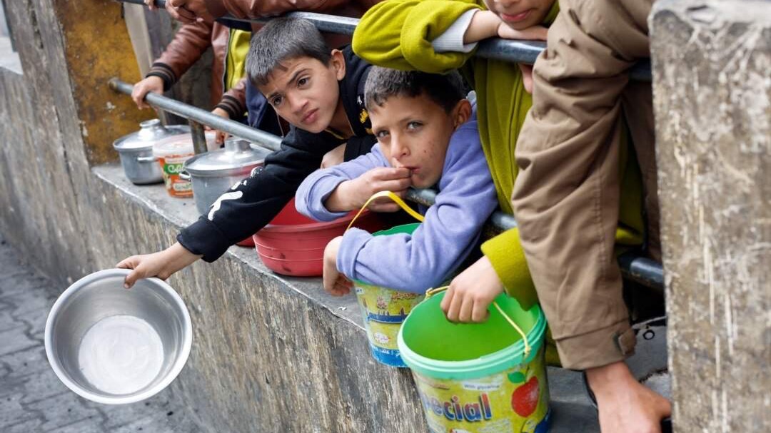 Gaza: Roditelji primorani da bebama daju vodu umjesto mlijeka zbog humanitarne krize u Gazi