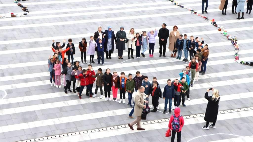 Ministrica Hota-Muminović i sarajevski učenici donacijom cipela podržali projekt 'Stazom sjećanja'