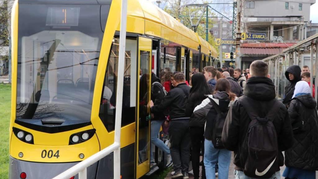 Nakon 40 godina Sarajevom voze novi tramvaji, prva tri Stadler od jutros u saobraćaju
