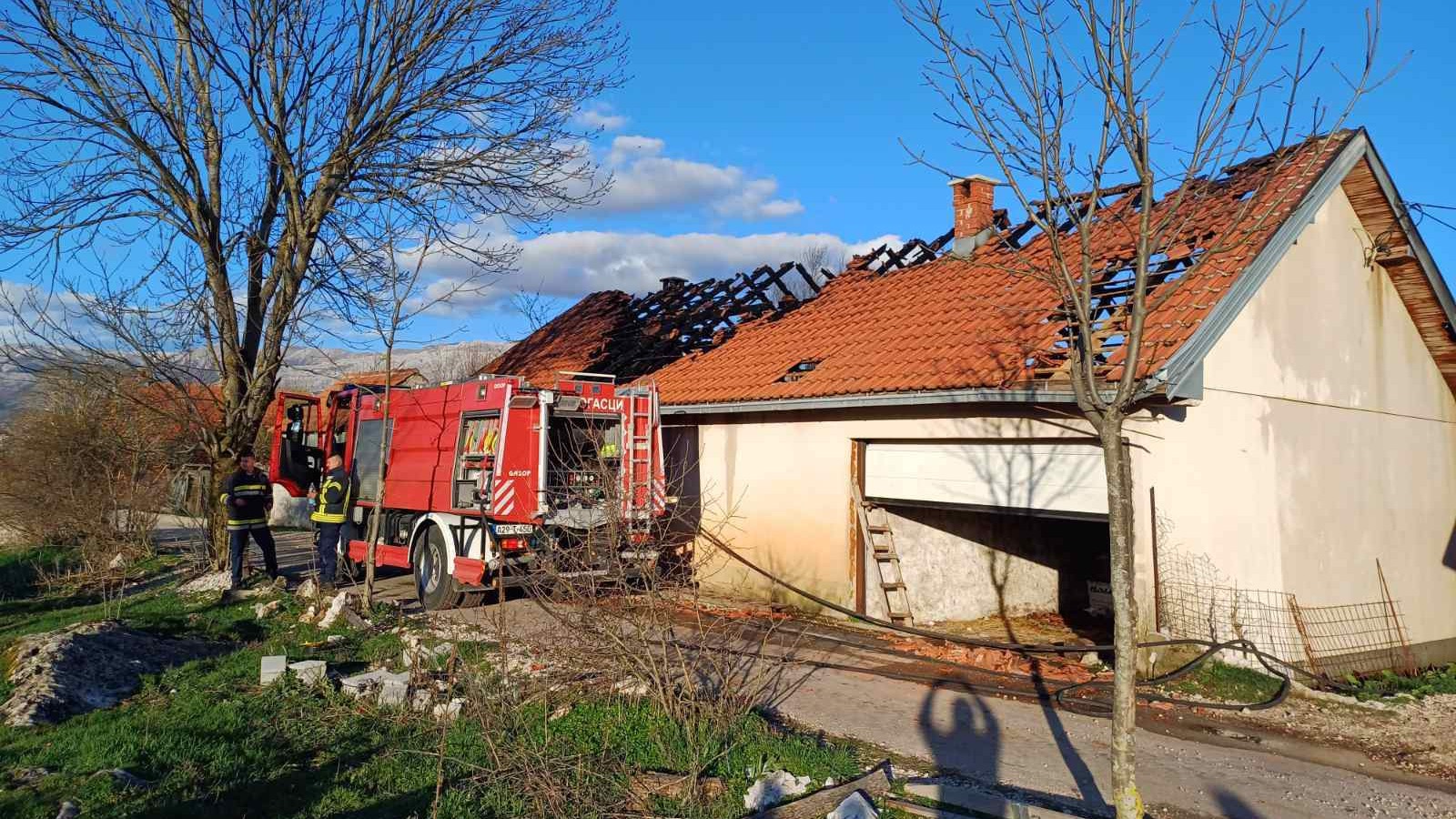 U selu Hrušta kod Nevesinja u požaru izgorjela porodična kuća