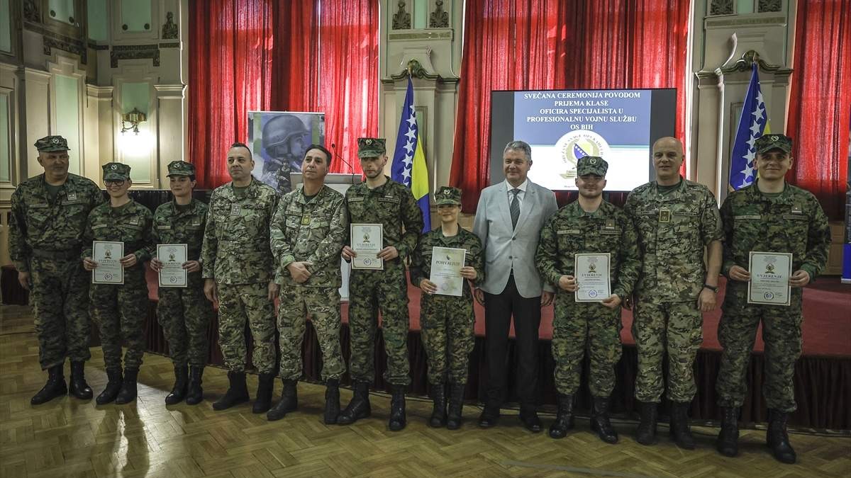 Sarajevo: Šest ljekara uspješno završilo osnovnu oficirsku obuku Oružanih snaga BiH