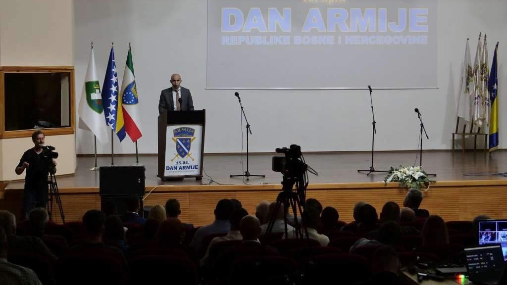 ZDK: Dan Armije RBiH obilježen defileom, odavanjem počasti i akademijom
