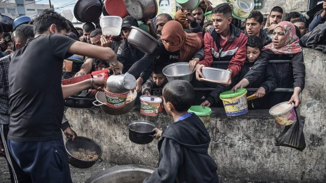 Usred izraelskih napada: Djeca u Gaze satima čekaju u redu da dobiju topli obrok