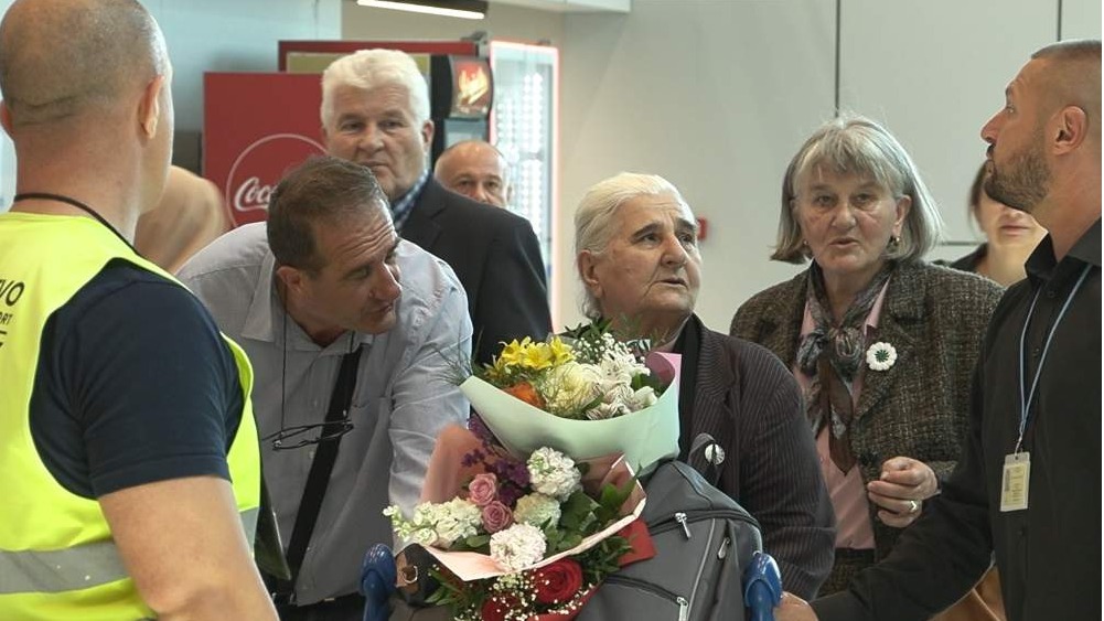 Članovi udruženja žrtava na sarajevskom aerodromu dočekali Muniru Subašić